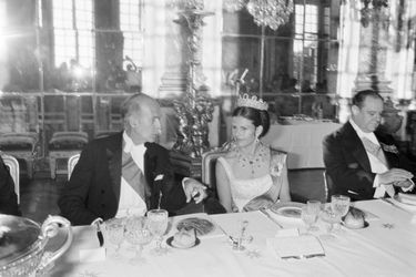 En juin 1980, le président Valéry Giscard d’Estaing reçoit le roi Carl XVI Gustaf de Suède et la reine Silvia à Versailles. 