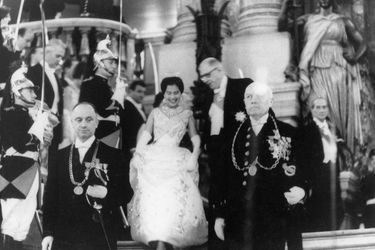 En octobre 1960, le président De Gaulle et la reine Sirikit de Thaïlande à l’Opéra. 