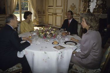 En octobre 1987, le roi Juan Carlos d’Espagne et son épouse Sofia, reçus par le président François Mitterrand et son épouse Danielle au Palai...