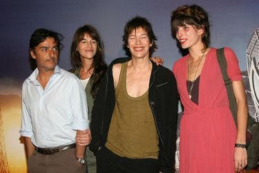 À 68 ans, Jane Birkin est grand-mère par ses trois filles : Kate Barry et son fils Roman, Charlotte Gainsbourg, maman de Ben, Joe et Alice. Lou Doillon, quant à elle, a eu le petit Marlowe en 2002.