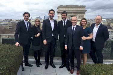 Paris est à leurs pieds: Laurent Solly (à g.), directeur général de Facebook France, et Kevin Systrom, entouré de son équipe.