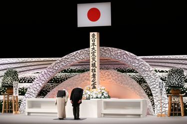 L’impératrice Michiko et l’empereur Akihito du Japon commémorent les 4 ans du tsunami à Tokyo, le 11 mars 2015