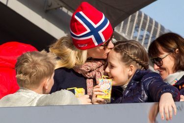 La princesse Mette-Marit avec ses enfants Ingrid-Alexandra et Sverre-Magnus à Oslo, le 15 mars 2015  