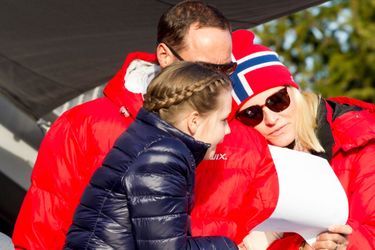 La princesse Mette-Marit et le prince Haakon de Norvège avec leur fille à Oslo, le 15 mars 2015  