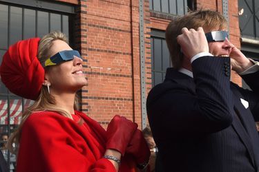 La reine Maxima et le roi Willem-Alexander des Pays-Bas observent l&#039;éclopse solaire à Hambourg, le 20 mars 2015