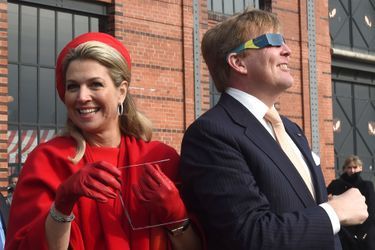 La reine Maxima et le roi Willem-Alexander des Pays-Bas observent l&#039;éclopse solaire à Hambourg, le 20 mars 2015