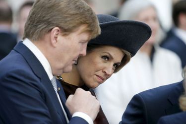 La reine Maxima et le roi Willem-Alexander des Pays-Bas visitent une entreprise de technologie médicale à Lübeck, le 19 mars 2015