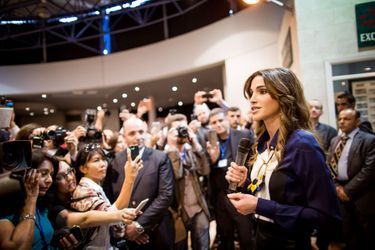 La reine Rania de Jordanie reçoit journalistes et représentants de médias sociaux à Amman, le 25 mars 2015