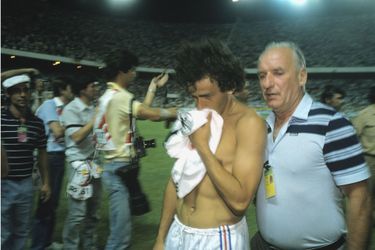 La tristesse de Michel Platini lors de la défaite de la France face à l'Allemagne lors de la Coupe du monde de football (1982)