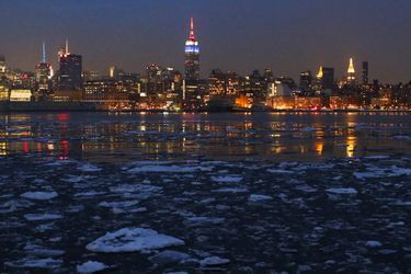 Le froid a formé de la glace sur l&#039;eau entourant New York