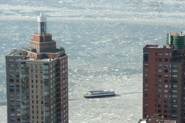 Le froid a formé de la glace sur l&#039;eau entourant New York
