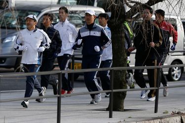 Le prince Naruhito du Japon fait son jogging dans Tokyo, le 25 février 2015
