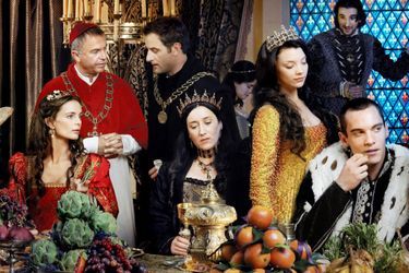 La série met en scène Jonathan Rhys Meyers dans le rôle d’Henri VIII<br />
, roi d&#039;Angleterre et d&#039;Irlande qui gouverna pendant 37 ans. On le découvre quelques temps après son mariage avec Catherine d&#039;Aragon et on le suit au gré de ses six mariages.Bien que certaines libertés aient été prises avec la réalité historique (par exemple sur la date de mariage de la soeur du roi et sur son prénom réel), les protagonistes importants de l’Histoire sont présents dans la série : Anne Boleyn (Natalie Dormer) qui finira décapitée pour adultère, Charles Brandon (Henry Cavill<br />
) qui se mariera avec la soeur du roi, Thomas Cromwell (James Frain) qui sera l’artisan de l’Eglise anglicane, Thomas More (Jeremy Northam) qui sera un temps le bras droit du roi...Dans le même genre, méritent d’être citées les séries «Les Borgia» ou «Reign».