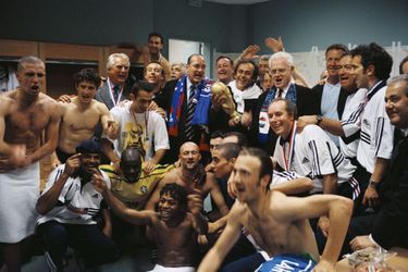Les joueurs de l'équipe de France fêtant leur victoire dans les vestiaires en compagnie du président de la République, Jacques Chirac et de Lion...