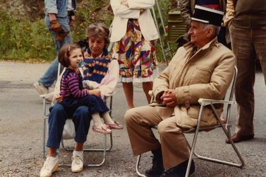 Louis DE FUNES entre deux prises, sur le tournage de son dernier film &quot;Le gendarme et les gendarmettes&quot; avec son épouse Jeanne tenant sur ses genoux leur petite-fille Julia, fille d&#039;Olivier.