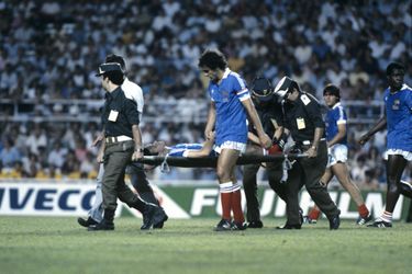 Michel Platini accompagne Patrick Battiston, blessé lors du match France-Allemagne de la Coupe du monde de football (1982)