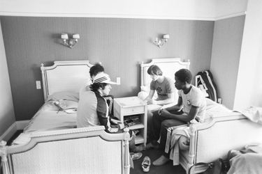 Michel Platini avec Dominique Bathenay et Marius Trésor jouant aux cartes dans leur chambre au Touquet, en France (1978)