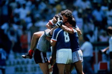Michel Platini dans les bras d'Amoros, de Tusseau et de Bats - Coupe du monde de football au Mexique (1986)