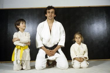 Michel Platini et ses deux enfants, Laurent et Marine, en kimono (1985)
