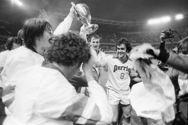 Michel Platini et son équipe brandissant la coupe de la victoire après leur victoire au Parc des Princes (1978)