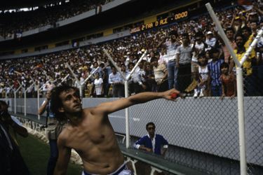Michel Platini jetant son maillot aux supporters lors de la Coupe du monde de football (1986)