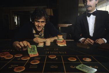 Michel Platini jouant à la roulette au casino de Montrond-les-Bains (1982) 