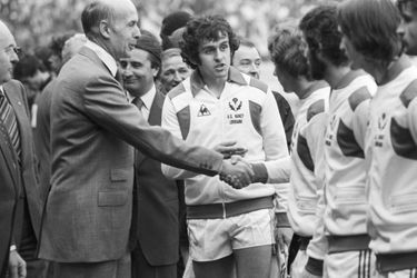 Michel Platini salué par le président de la République Valéry Giscard d'Estaing avant le match AS Nancy-Lorraine face à l'OGC Nice (1978)