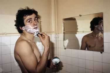 Michel Platini se rase dans une salle de bain (1982)