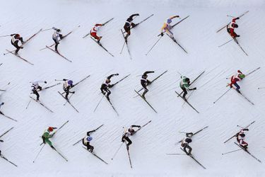 Vue aérienne de la course de ski de fond Engadin Ski marathon, près de la station suisse de Saint-Moritz. Selon les organisateurs, près de 13.000 skieurs ont participé à l&#039;évènement. 