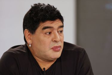 Lors de sa dernière apparition télévisée, Diego Maradona a arboré un nouveau look qui a suscité commentaires et moqueries. Lire aussi : Diego Maradona transformé après son lifting<br />
 