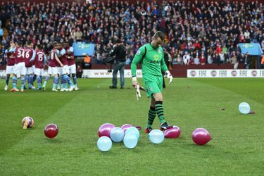 Après un match face à West Bromwich, Shay Given, gardien d&#039;Aston Villa, fait le ménage sur le terrain. 