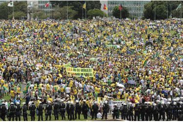 Dilma Rousseff ne prend pas ça pour elle - 1,7 million de Brésiliens dans la rue