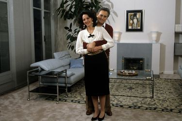 En France, à Paris, en février 1987, Roger HANIN, acteur, attablé, et sa fille Isabelle, chez lui.