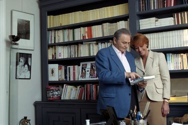 Roger HANIN montrant à sa fille Isabelle son 6è roman "Gustav" publié chez Grasset dans le bureau dans son appartement du XVIe arrondissement de Paris.