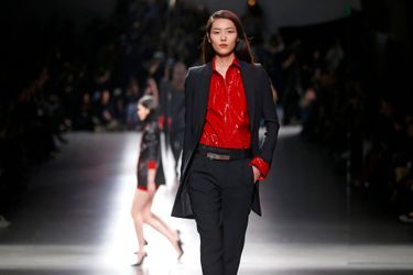 Principalement connue comme étant une égérie Estée Lauder, la star chinoise est également une habituée des campagnes H&amp;M et Gap, tout en continuant de défiler lors des différentes Fashion Week en 2014. Elle empoche un total de 7 millions de dollars.