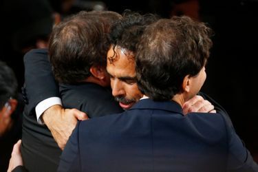 Alejandro Gonzalez Inarritu dans les bras de Richard Linklater et Bennett Miller