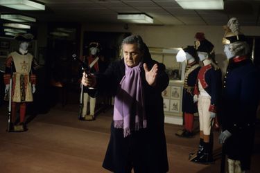  En France, à Paris, le 22 janvier 1990, Roger HANIN, acteur, en costume de NAVARRO, tenant un pistolet, au musée de la police.