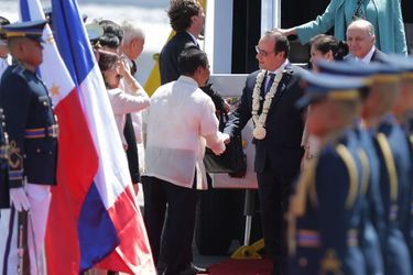 François Hollande est aux Philippines pour parler climat, avec Marion Cotillard et Mélanie Laurent