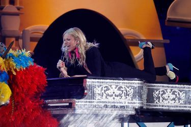 L'ancienne compagne de Chris Martin débute dans la musique en 2000 en reprenant «Cruisin'» pour le film «Duets», puis en 2006, l'actrice chante «What Is This Thing Called Love» pour le film «Infamous». La même année, elle rejoint son ami Jay-Z lors d'un concert au Royal Albert Hall pour reprendre le titre «Song Cry». Mais c'est principalement pour sa participation à la série musicale «Glee» et ses reprises de «Forget You» de Cee Lo Green et «Umbrella» de Rihanna, que sa voix se fait remarquer du grand public dans le rôle du professeur Holly Holliday.