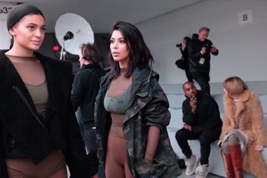 Kim Kardashian au défilé Kanye West pour Adidas, aux côtés de sa soeur Kylie, à New York le 12 février 2015