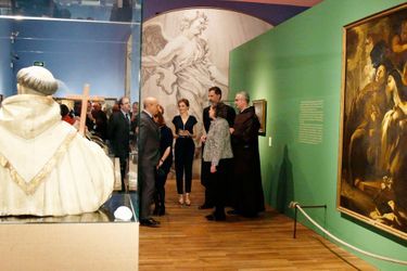 La reine Letizia et le roi Felipe VI d’Espagne inaugurent l’exposition sur sainte Thérèse d’Avila à Madrid, le 11 mars 2015