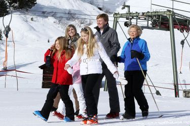 La reine Maxima et le roi Willem-Alexander avec leurs filles et l&#039;ex-reine Beatrix à Lech, le 23 février 2015
