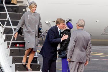 La reine Maxima et le roi Willem-Alexander des Pays-Bas accueillis par la reine Margrethe II de Danemark et le prince Henrik à l&#039;aéroport de Copen...