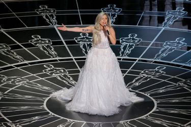 Lady Gaga chante "La Mélodie du bonheur"