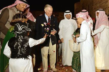 Le prince Charles accuelli par une pluie de pétales dans la vieille ville de Al-&#039;Ula en Arabie Saoudite, le 11 février 2015