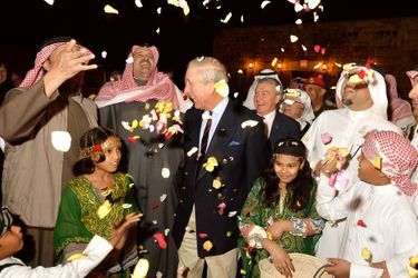 Le prince Charles accuelli par une pluie de pétales dans la vieille ville de Al-&#039;Ula en Arabie Saoudite, le 11 février 2015