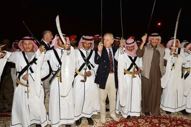 Le prince Charles fait une danse du sabre dans la vieille ville de Al-&#039;Ula en Arabie Saoudite, le 11 février 2015