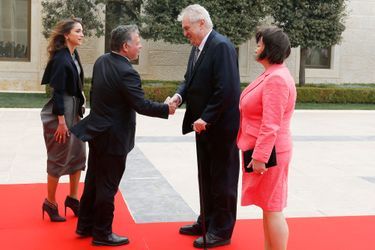 Le roi Abdallah II et la reine Rania avec Milos et Ivana Zeman à Amman, le 11 février 2015 