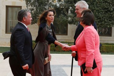 Le roi Abdallah II et la reine Rania avec Milos et Ivana Zeman à Amman, le 11 février 2015 