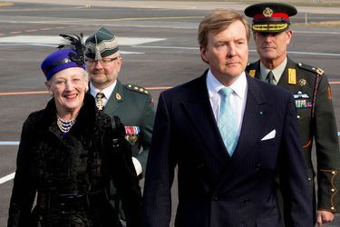 Le roi Willem-Alexander des Pays-Bas et la reine Margrethe II de Danemark à l&#039;aéroport de Copenhague, le 17 mars 2015